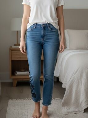 Melrose & Market Classic Blue Embroidered Women’s Jeans size 26